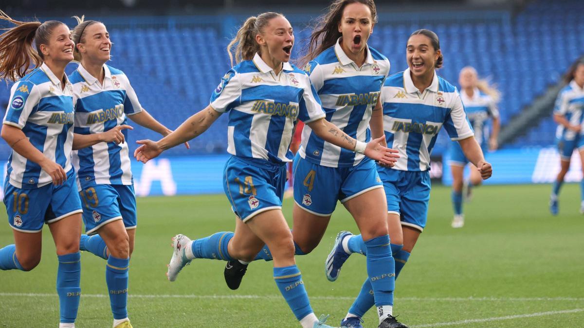 Las jugadoras del Dépor Abanca celebran el gol de Ainhoa Marín contra el DUX Logroño.
