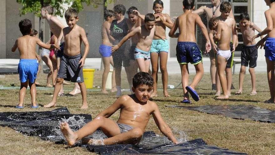 Participantes disfrutando de las actividades con agua. // Bernabé/Javier Lalín