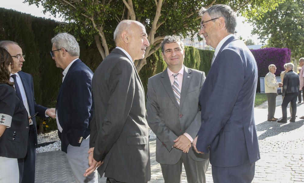 Juan Antonio López Ruiz de Zuazo conversa con el director de Comunicación de Vectalia, Ezequiel Moltó, y el director general de esta compañía, José Luis Romillo.