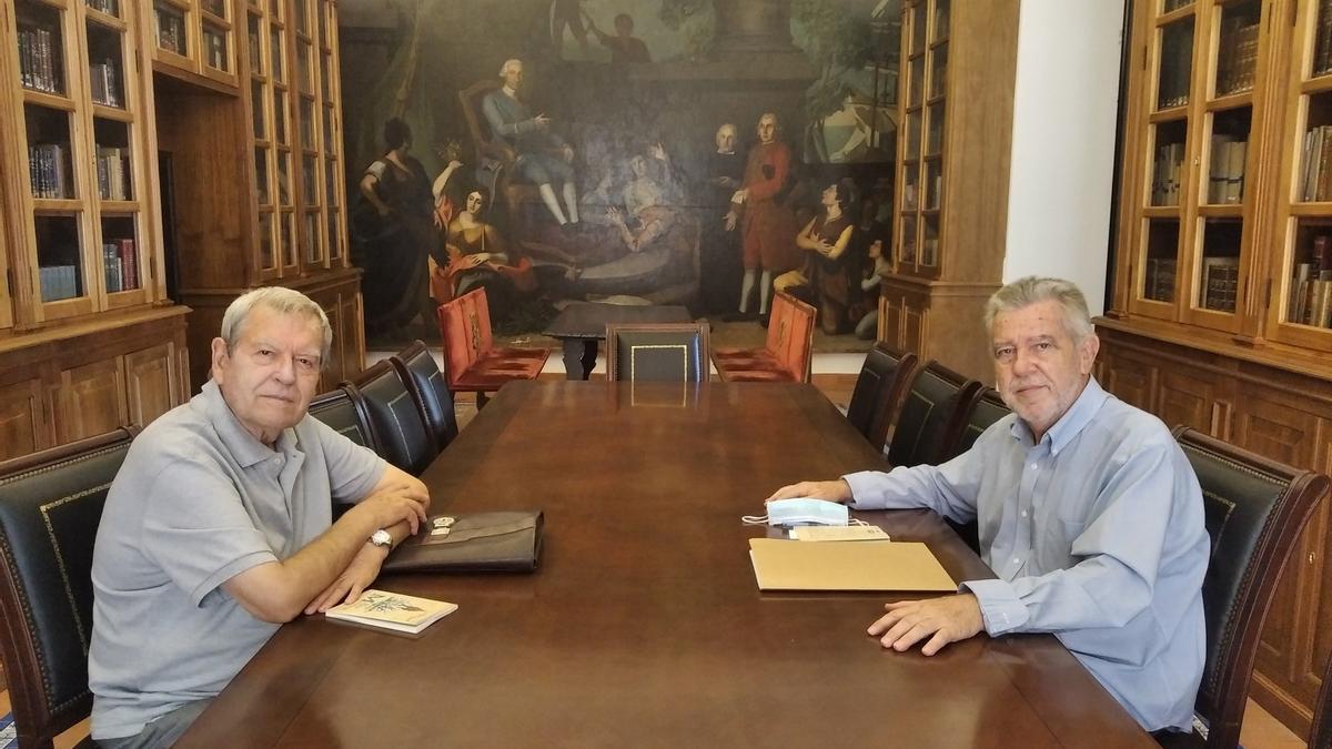 José Antonio Sierra (izq.) y José María Ruiz Povedano, en la Económica con la alegoría de Carlos III al fondo, en la que aparece el ministro de Indias José de Gálvez