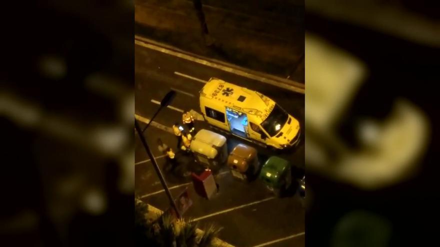 Servicios de emergencia frente al bar de Badalona cuyo propietario ha sido asesinado