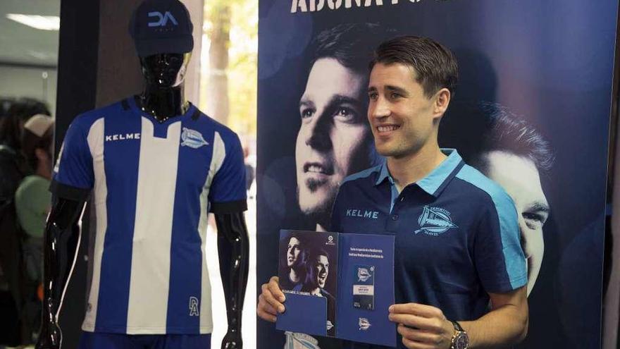 Bojan Krkic, una de las nuevas caras del Deportivo Alavés, durante su presentación en Vitoria. // Efe