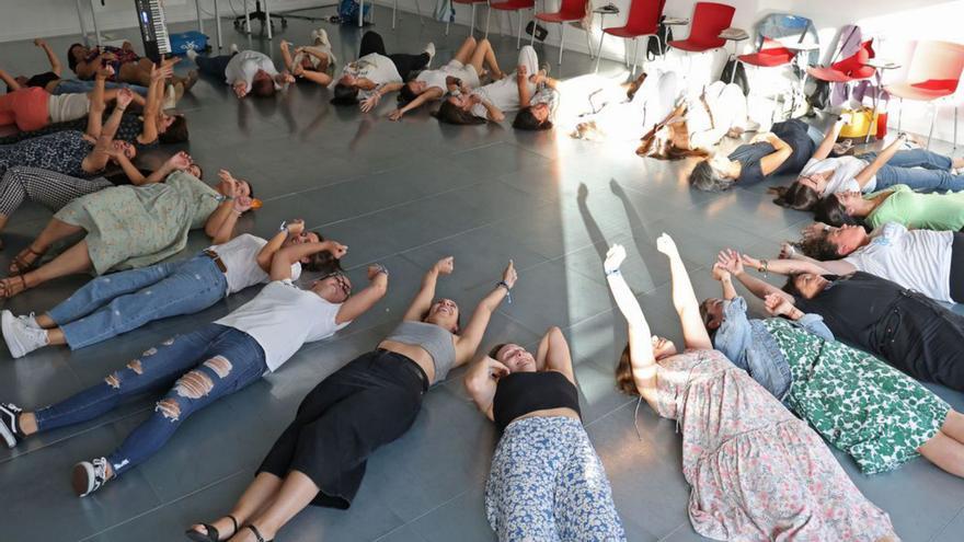 Unirse al enemigo, poner reguetón en clase para aprender