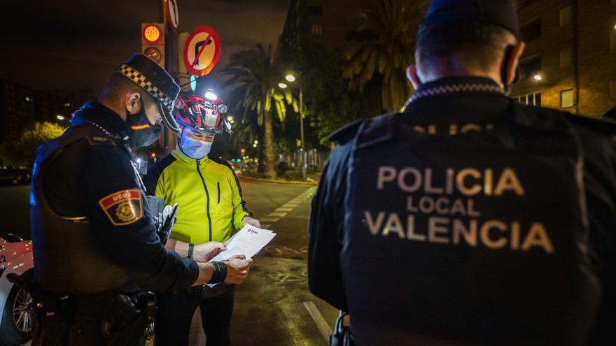 luces nocturnas de coches de policía en la ciudad - primer plano