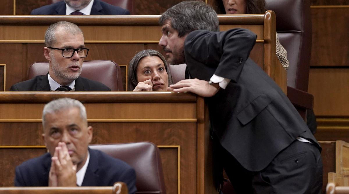 Miriam Nogueras, portavoz de Junts, con el ministro de Sumar, Ernest Urtasun, en un Pleno en el Congreso.