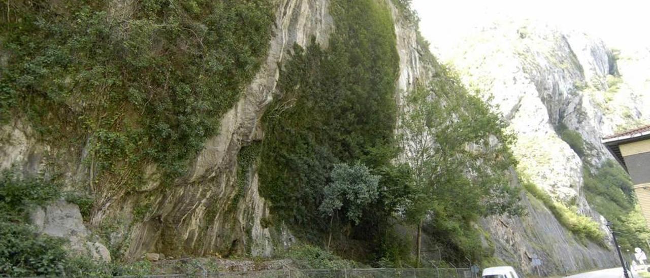 Un coche circulando por el entorno de la cueva del Molín, en Entrefoces (Morcín).