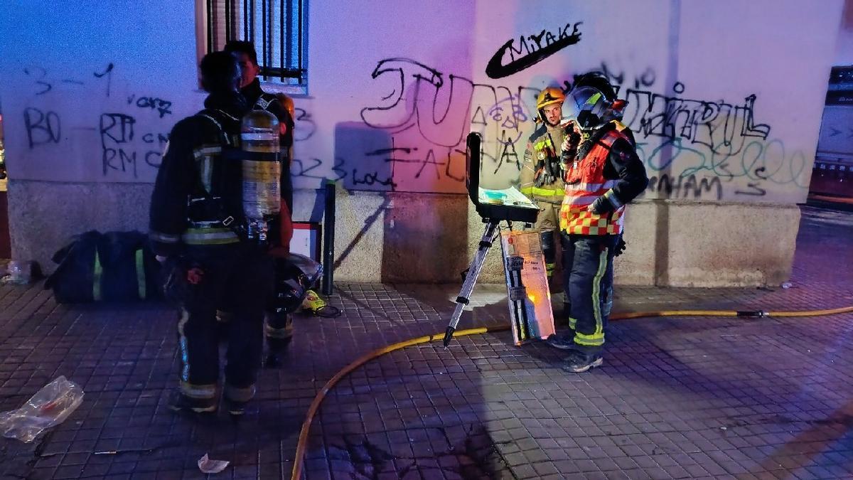 Bomberos trabajan en el incendio de un piso en Badalona