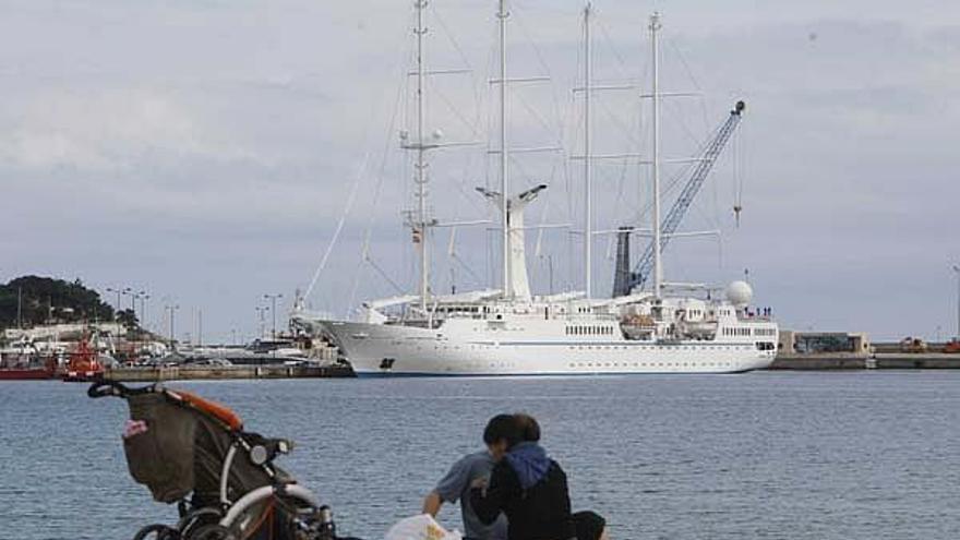 El &quot;Wind Spirit&quot; ha inaugurat la temporada de creuers al port de Palamós, amb expectatives a l&#039;alça.