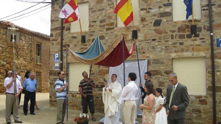 Un momento de la celebración religiosa en una calle de la localidad.