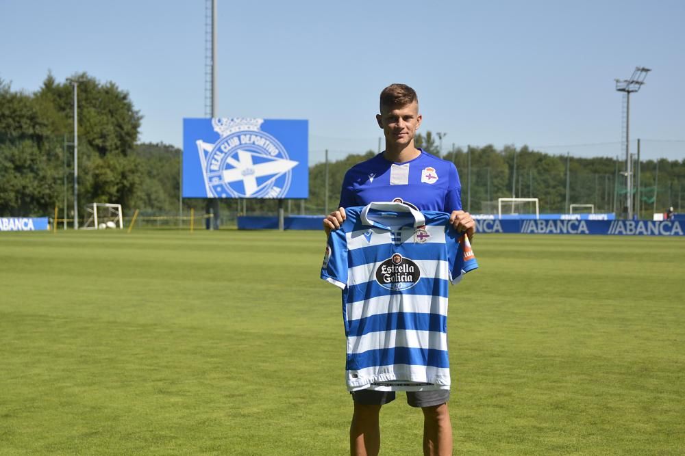 Su presentación se produjo tres días después de su estreno en el partido del pasado domingo frente al Oviedo al sustituir en el minuto 79 a Borja Valle.