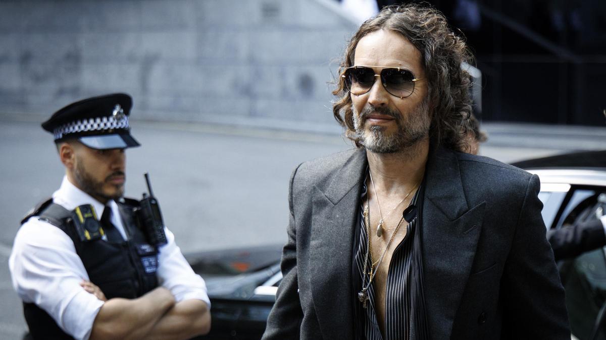 Russell Brand llega al tribunal de Londres.
