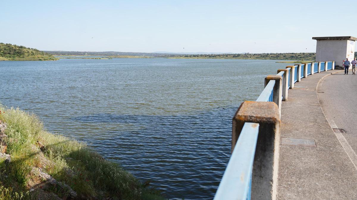 El embalse de La Colada solo se emplea para uso recreativo como el baño en la playa artificial de El Viso.