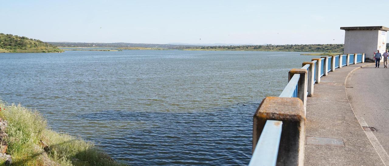 El embalse de La Colada solo se emplea para uso recreativo como el baño en la playa artificial de El Viso.