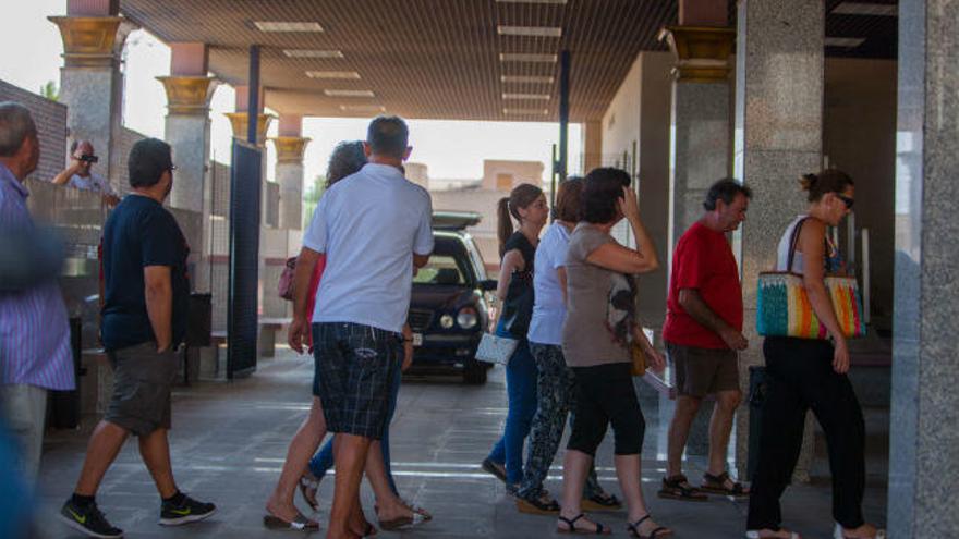 Vecinos de Crevillent acuden a despedir a Bernat Martínez