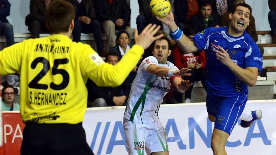 Dani Hernández intenta un tiro ante el Segey Hernández. // Rafa Vázquez