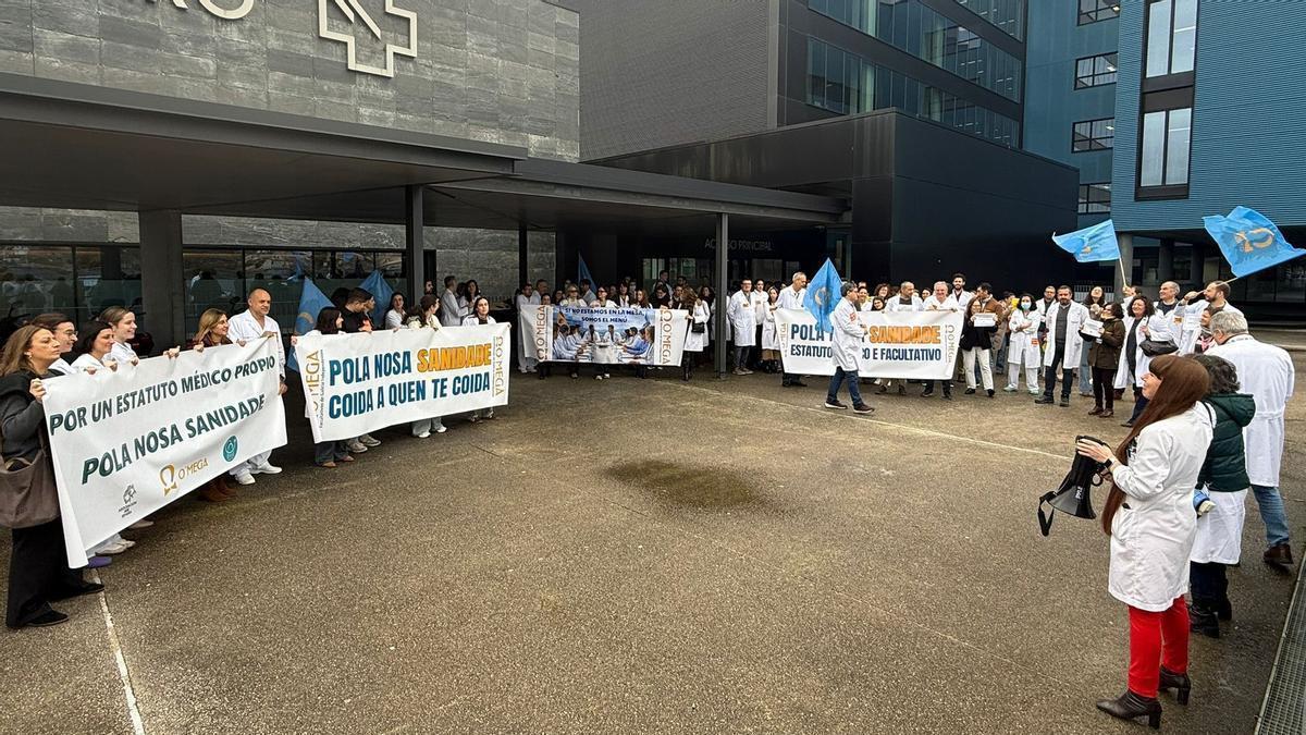 Los médicos del Cunqueiro, aplaudidos por los pacientes en su jornada de huelga