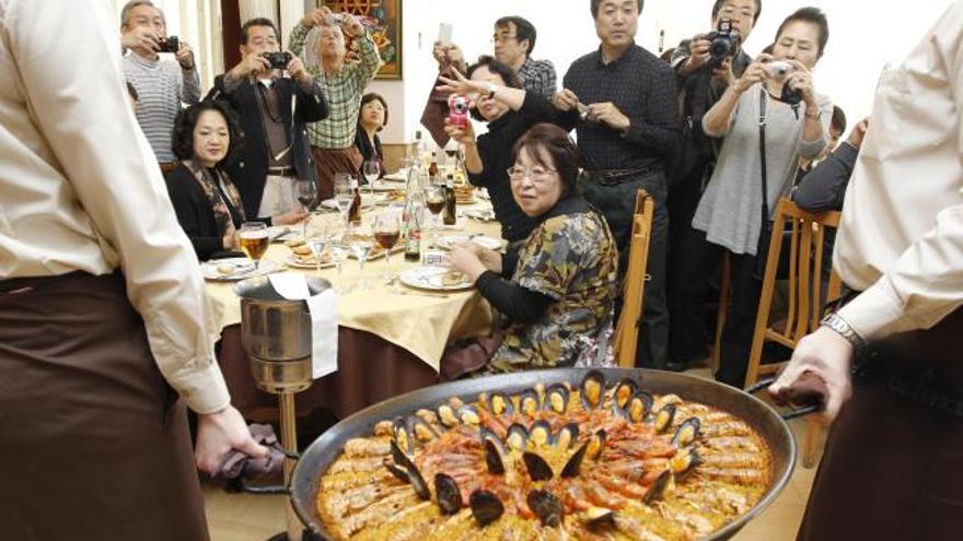 Los turistas, asiduos a la paella valenciana