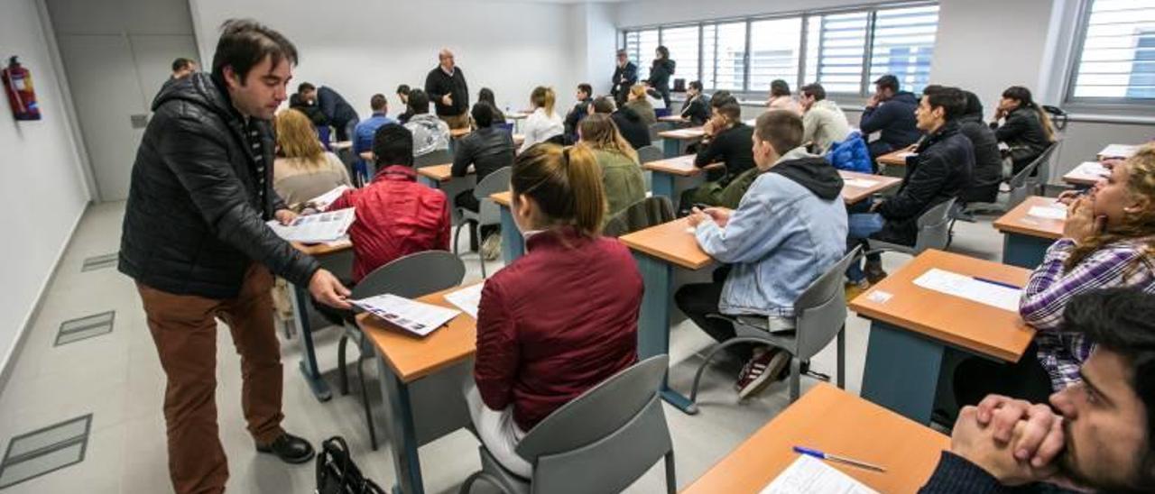 Alumnos a punto de realizar el examen teórico para obtener el permiso de conducir, en la Oficina de Tráfico de Elche.