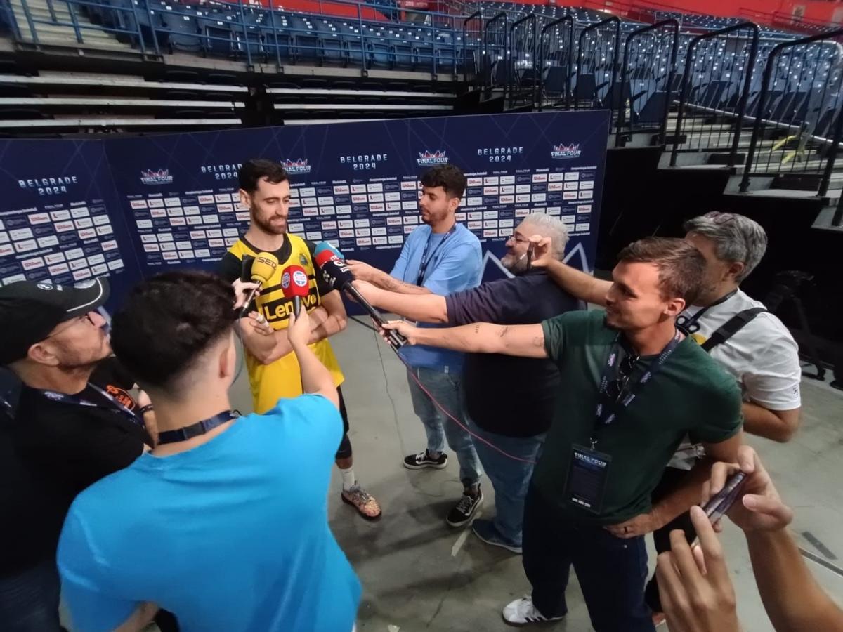 Sastre, mientras atiende a los medios en el Belgrado Arena