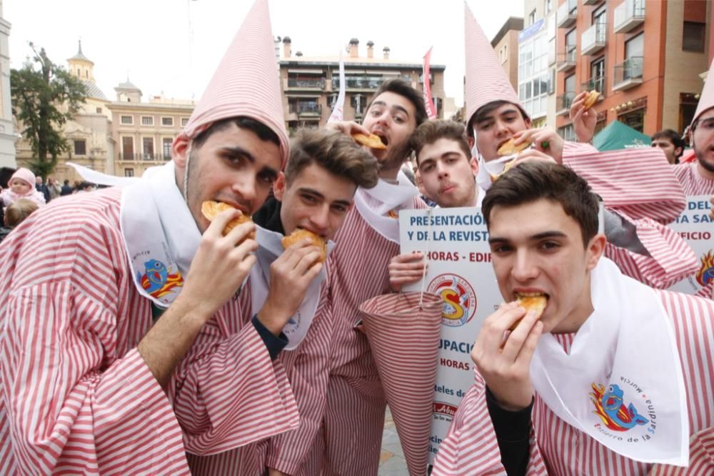 Reparto de pasteles de carne en la plaza del Romea