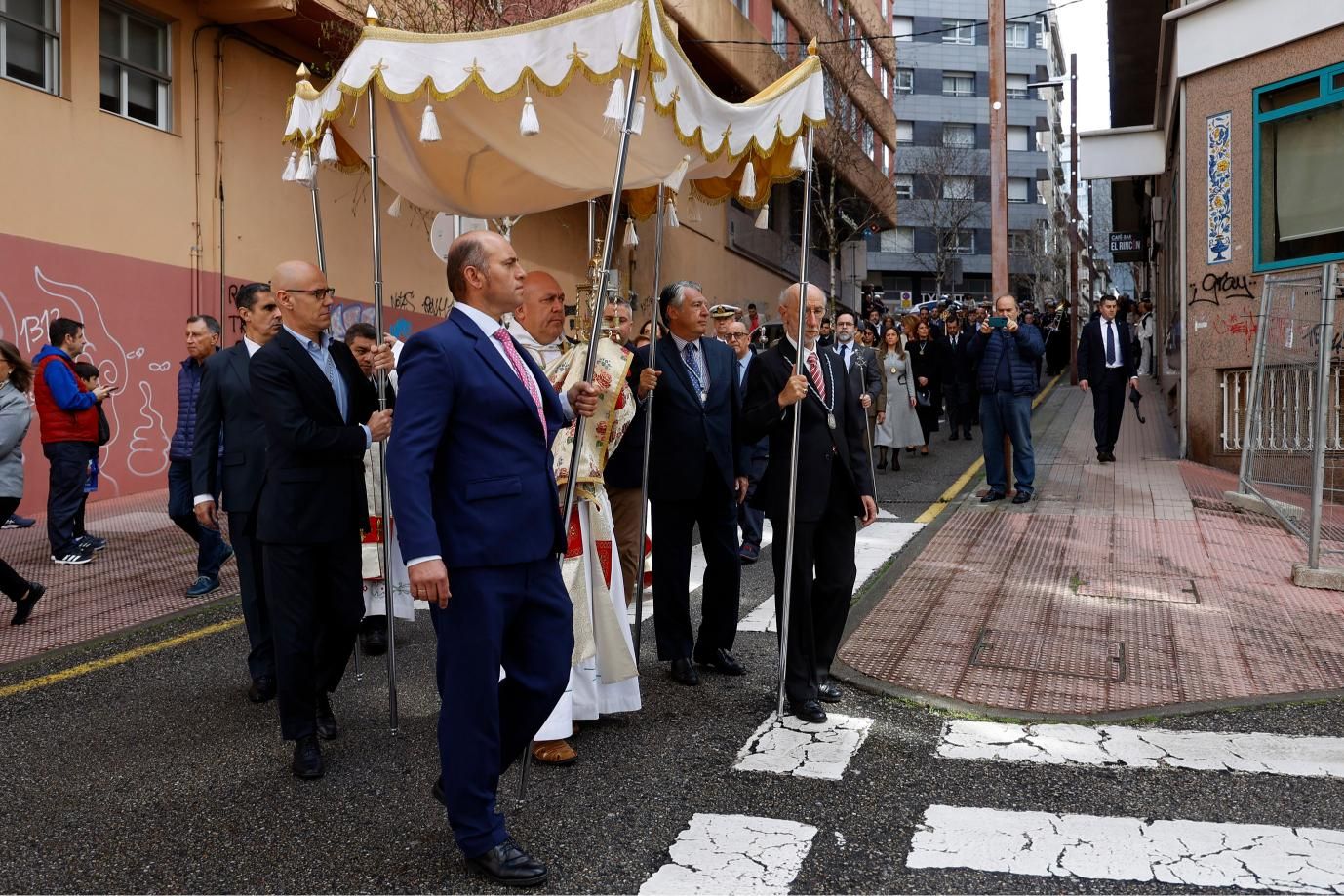 El Viático lleva la comunión a 6 enfermos: alfombrados florales y emoción en Pontevedra