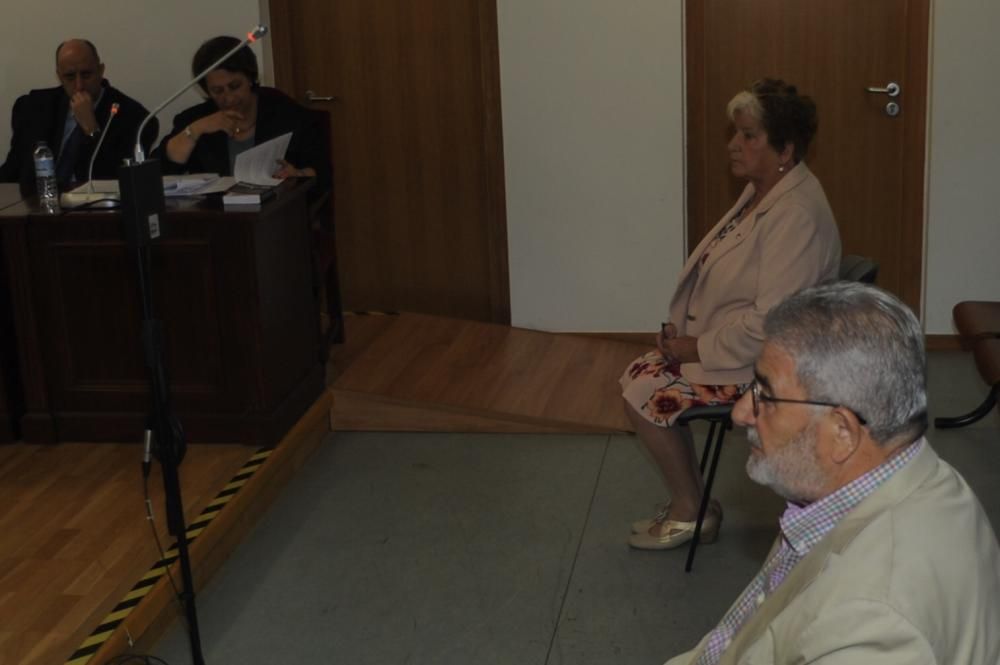 Laureano Oubiña y Carmen Avendaño, cara a cara en los juzgados de Vilagarcía