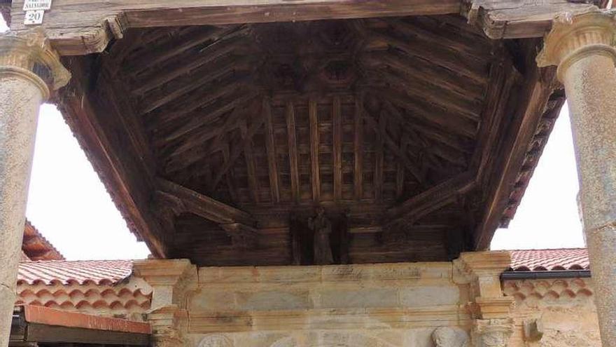 Iglesia de Fuente Encalada, con la puerta muy dañada.