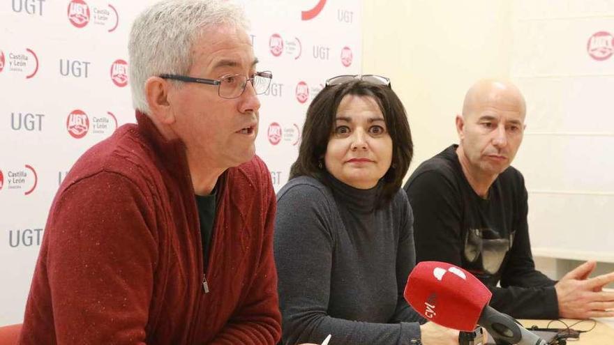 Desde la izquierda, Jerónimo Cantuche, Nieves Martínez y José María Barbón, ayer en UGT.