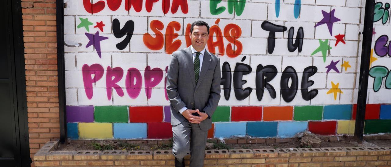 Juanma Moreno, durante la visita a su antiguo colegio, el Giner de los Ríos de Málaga.