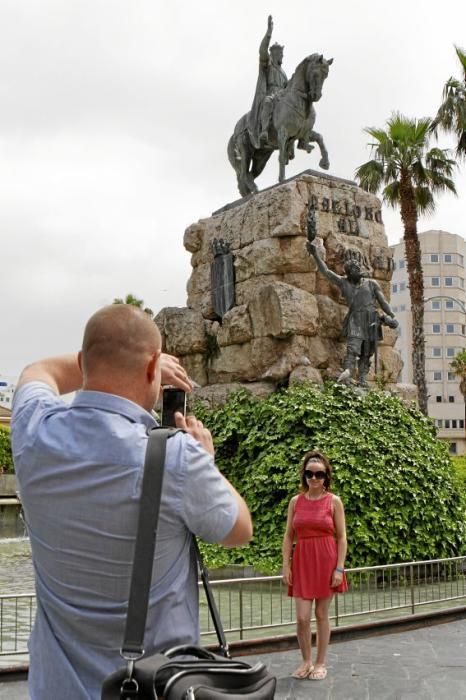 Wegkreuz, Treffpunkt, Schlafgelegenheit, Tanzparkett: Die Plaça d'Espanya ist das Herz Palmas. Ein Tag auf einem Platz im Wandel.