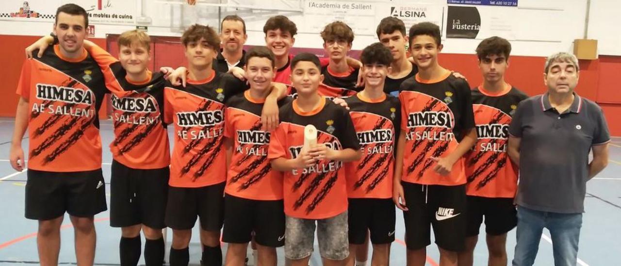 Els campions juvenils, amb el trofeu acreditatiu | AE SALLENT