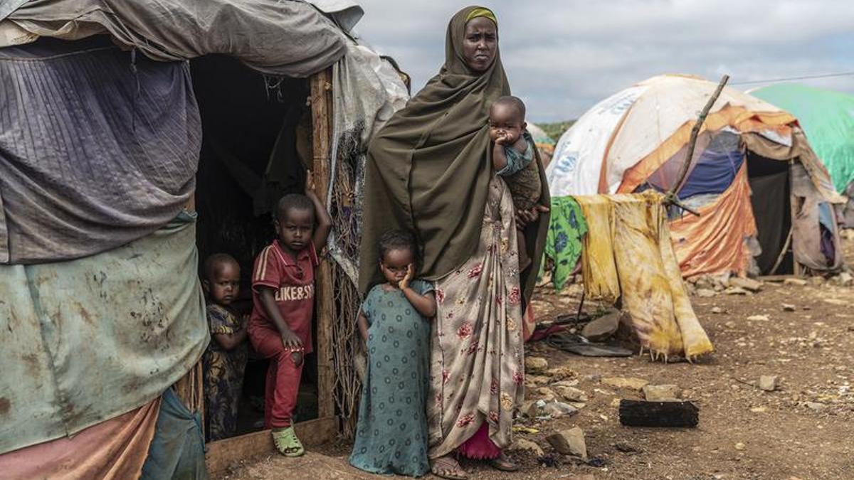 Una família que ha hagut d'abandonar el seu poble de Somàlia, a un camp de refugiats de Baidoa