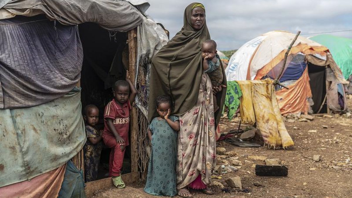 Una família que ha hagut d'abandonar el seu poble de Somàlia, a un camp de refugiats de Baidoa