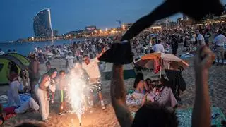 Miles de personas abarrotan las playas de Barcelona en Sant Joan: “Venimos a ver amanecer”