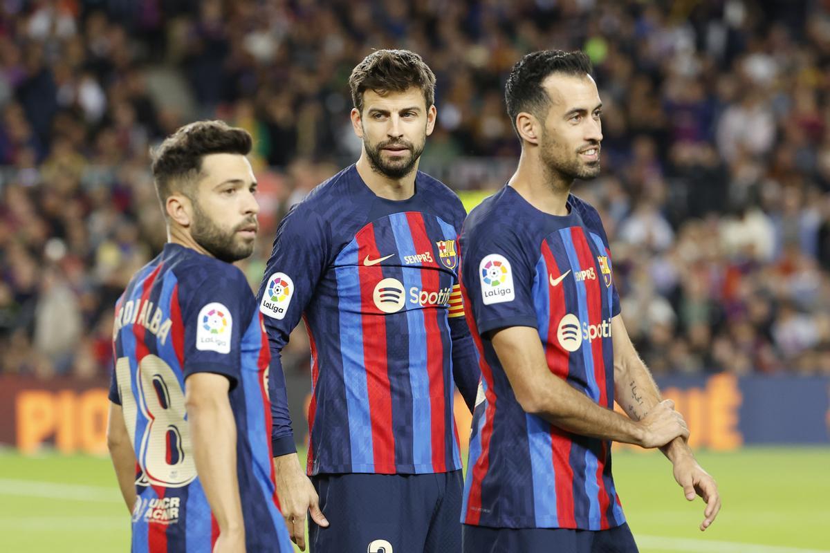 FC Barcelona’s defender Gerard Pique (C) chats with teammates Jordi Alba (L) and Sergio Busquets (R) ahead of his last game as a professional player in the Spanish LaLiga soccer match between FC Barcelona and UD Almeria held at Spotify Camp Nou Stadium in Barcelona, eastern Spain, 05 November 2022. EFE/ Toni Albir