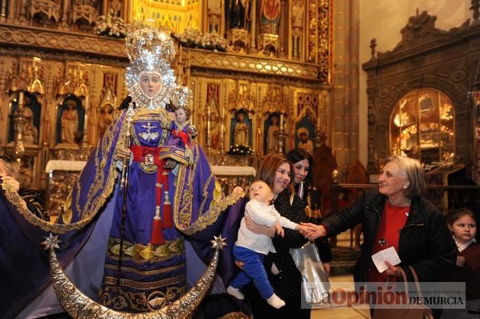 Los niños pasan por el manto de la Fuensanta