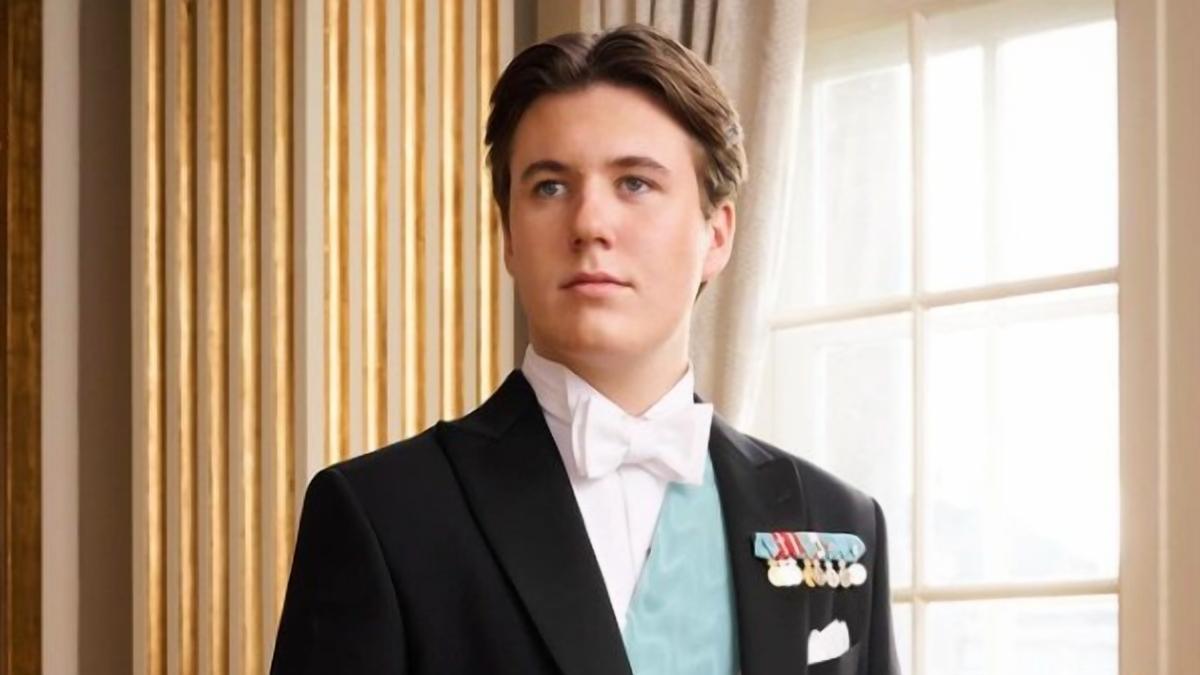 Retrato oficial del príncipe heredero danés, Christian, tras cumplir 18 años.