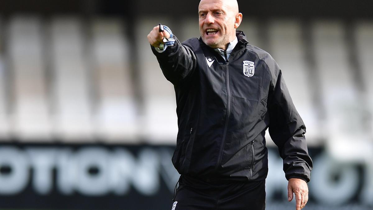 El entrenador del Cartagena, Julián Calero