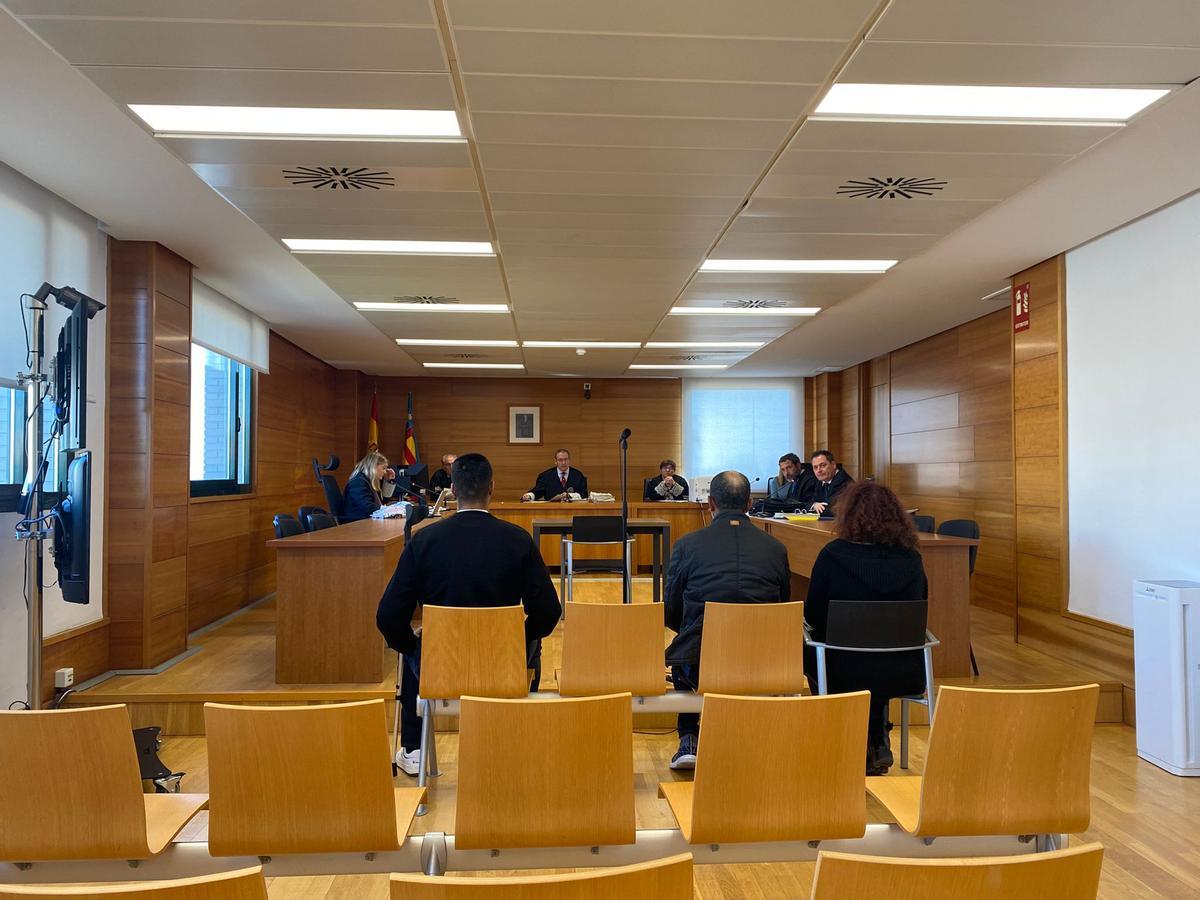 Los dos acusados, este martes en el banquillo de la Audiencia Provincial de Castellón, junto a la intérprete de uno de ellos.