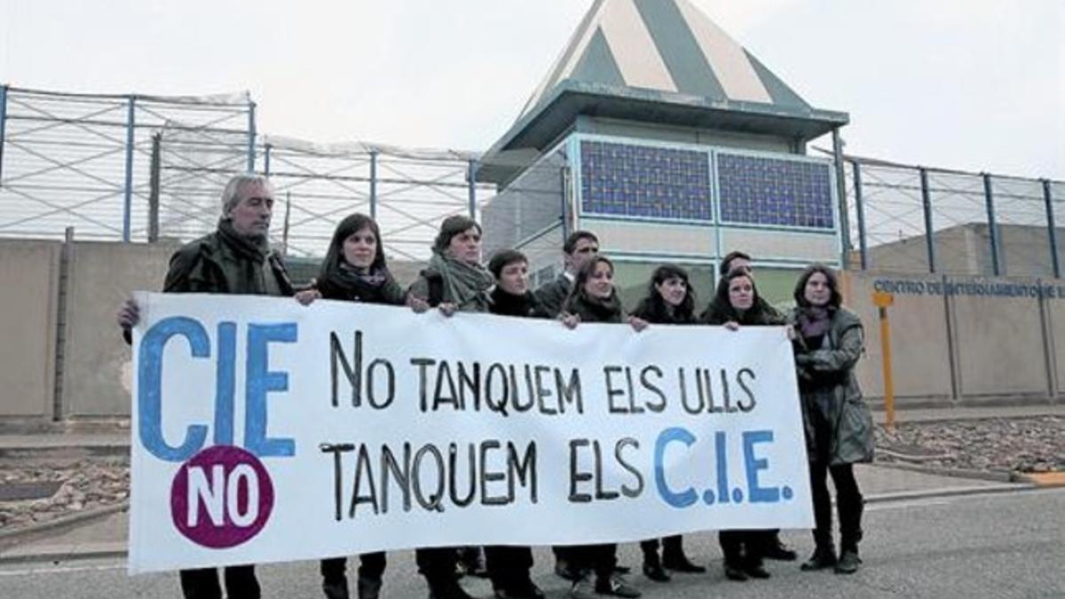 Después de la visita 8Los parlamentarios y miembros de Tanquem els CIE, SOS Racisme y Migrastadium, ayer, ante el centro de la Zona Franca.