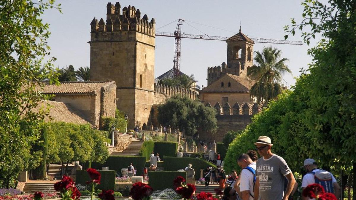 Visitantes en el Alcázar de los Reyes Cristianos.