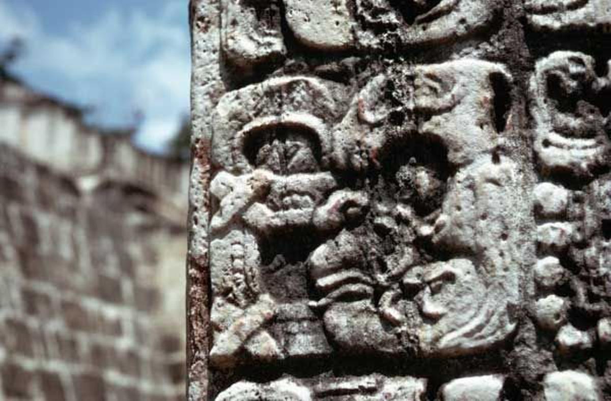 Relieve de uno de los muros de las ruinas mayas de Tikal.