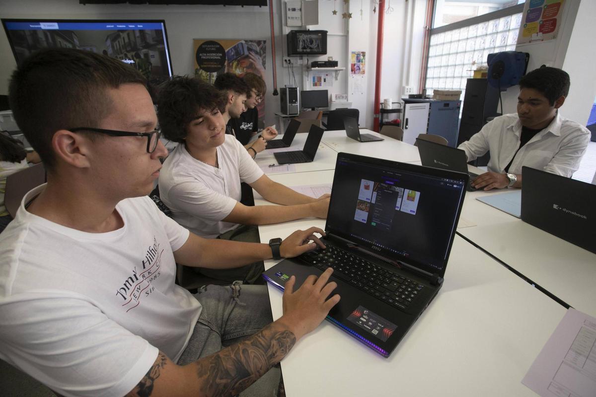Alumnnado del instituto Camp de Morvedre, mostrando la APP.