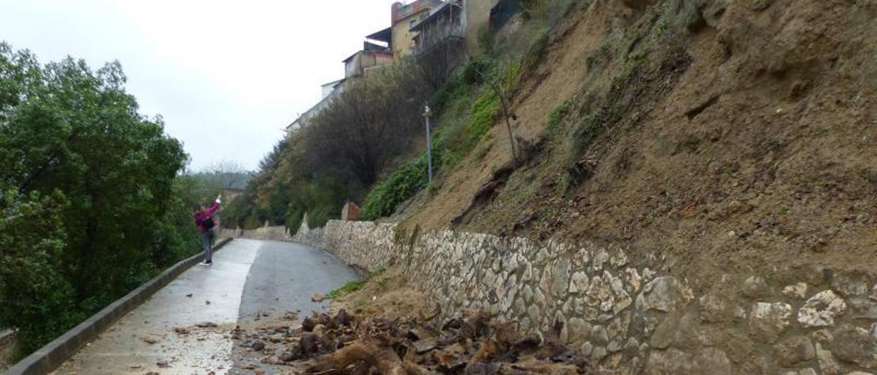 Los desprendimientos obligan a cortar el acceso al pueblo por la parte del río. | ÒSCAR MARTÍNEZ