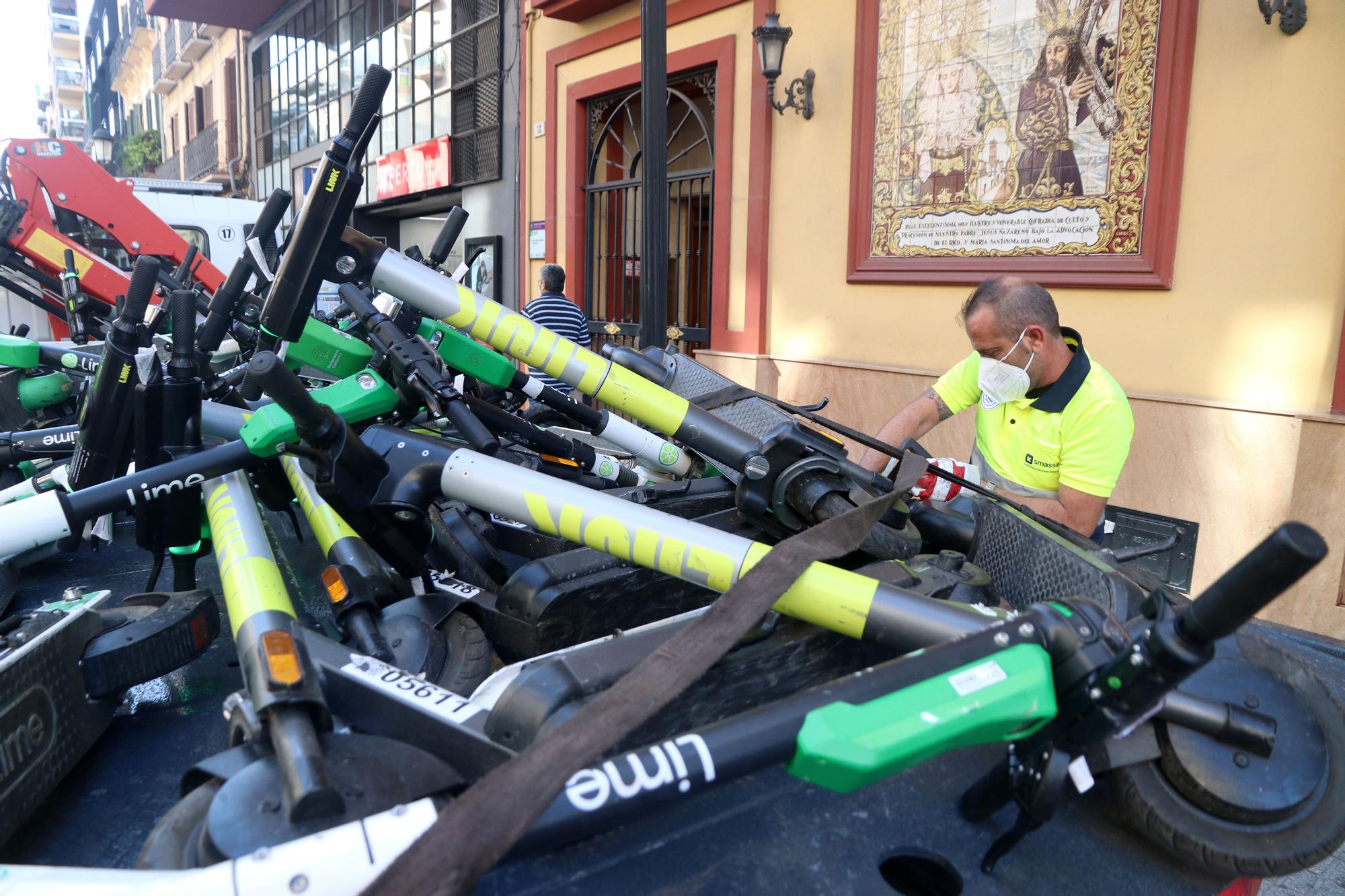 La grúa de Málaga ya se lleva los patinetes y bicicletas mal aparcados