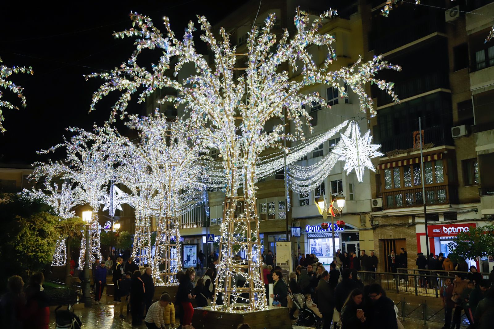 Puente Genil ilumina la Navidad con el estreno mundial de Ecogreenlux