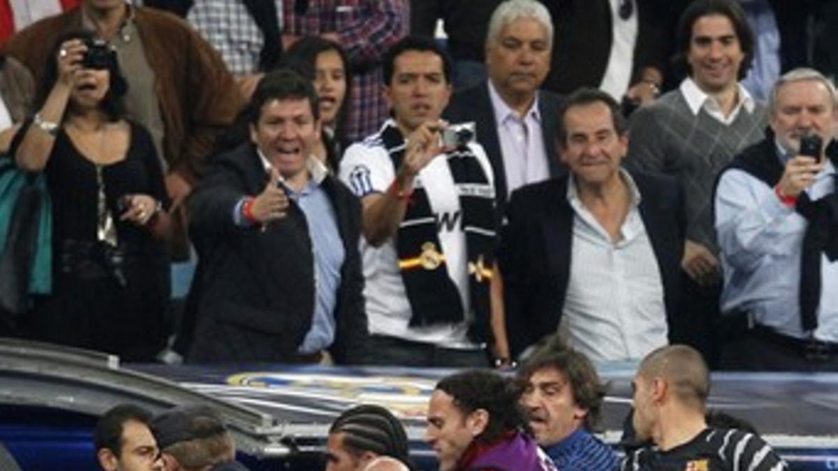 Pinto (centro), durante el incidente en el descanso del Madrid-Barça de la Liga de Campeones.