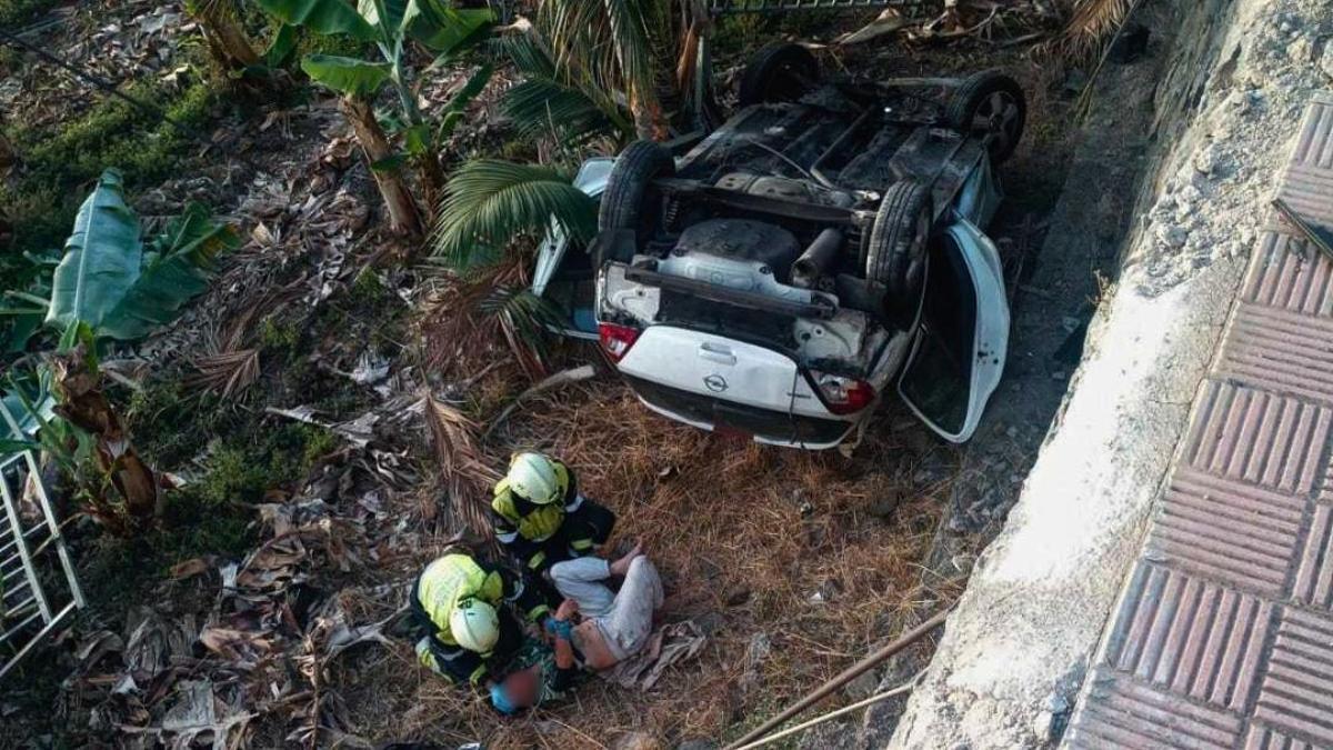 Atienden al ocupante del vehículo que se despeñó en una huerta