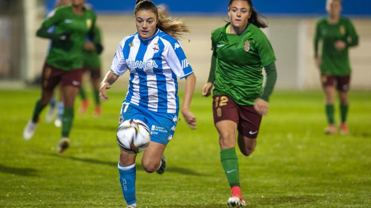 María Ruiz corre tras un balón ante el Granada. |  // CASTELEIRO/ROLLER AGENCIA