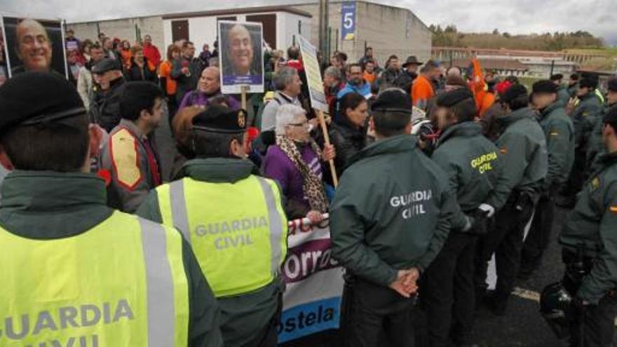 Agentes de la Guardia Civil bloquean el paso a los manifestantes, ayer, en Silleda.  // Bernabé Gutier